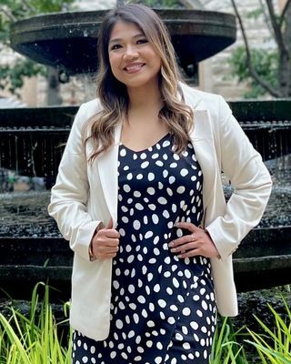 Luz Espinosa, bilingual lpc associate (supervised) at Mending Minds Counseling.