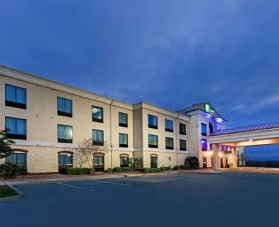 Holiday Inn Express & Suites Floresville